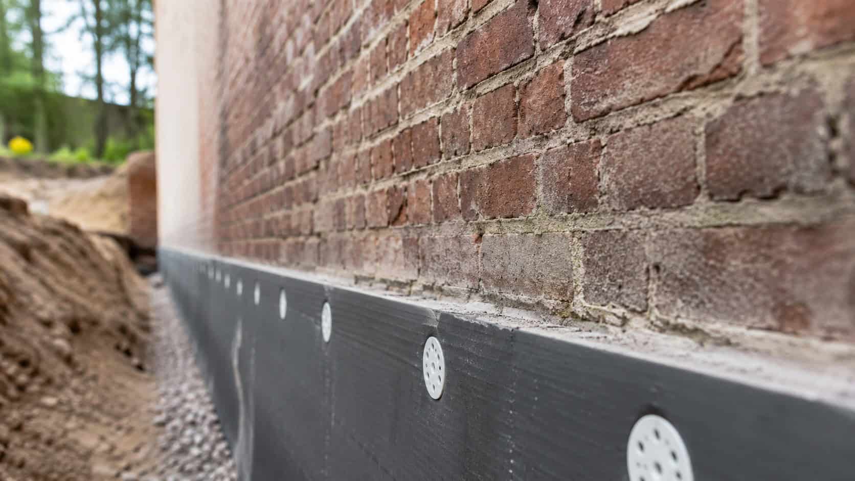 Waterkering muur plaatsen